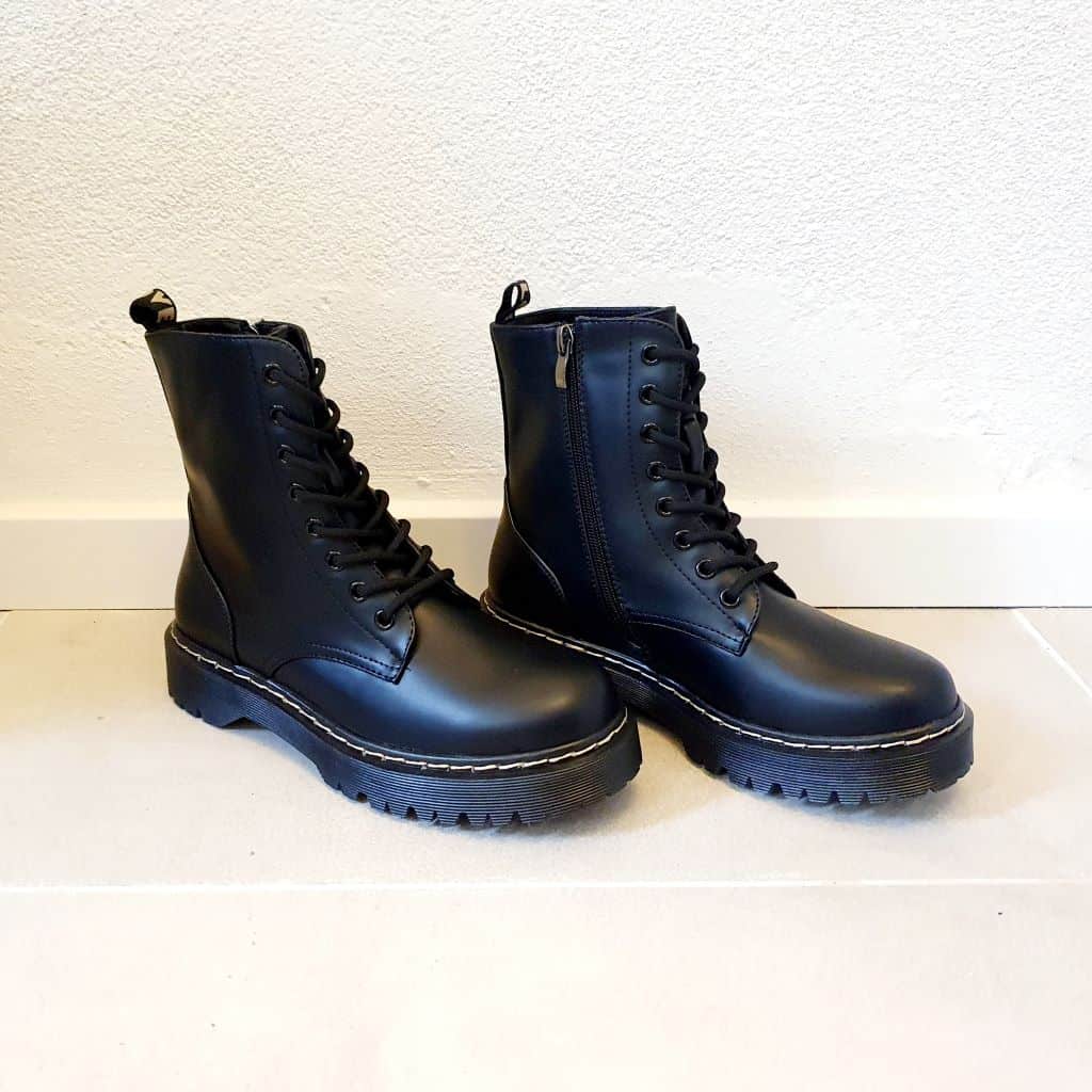 dames-veterboots-zwart-bikerboots-goedkope-schoenen-the-fashion-label-musthaves