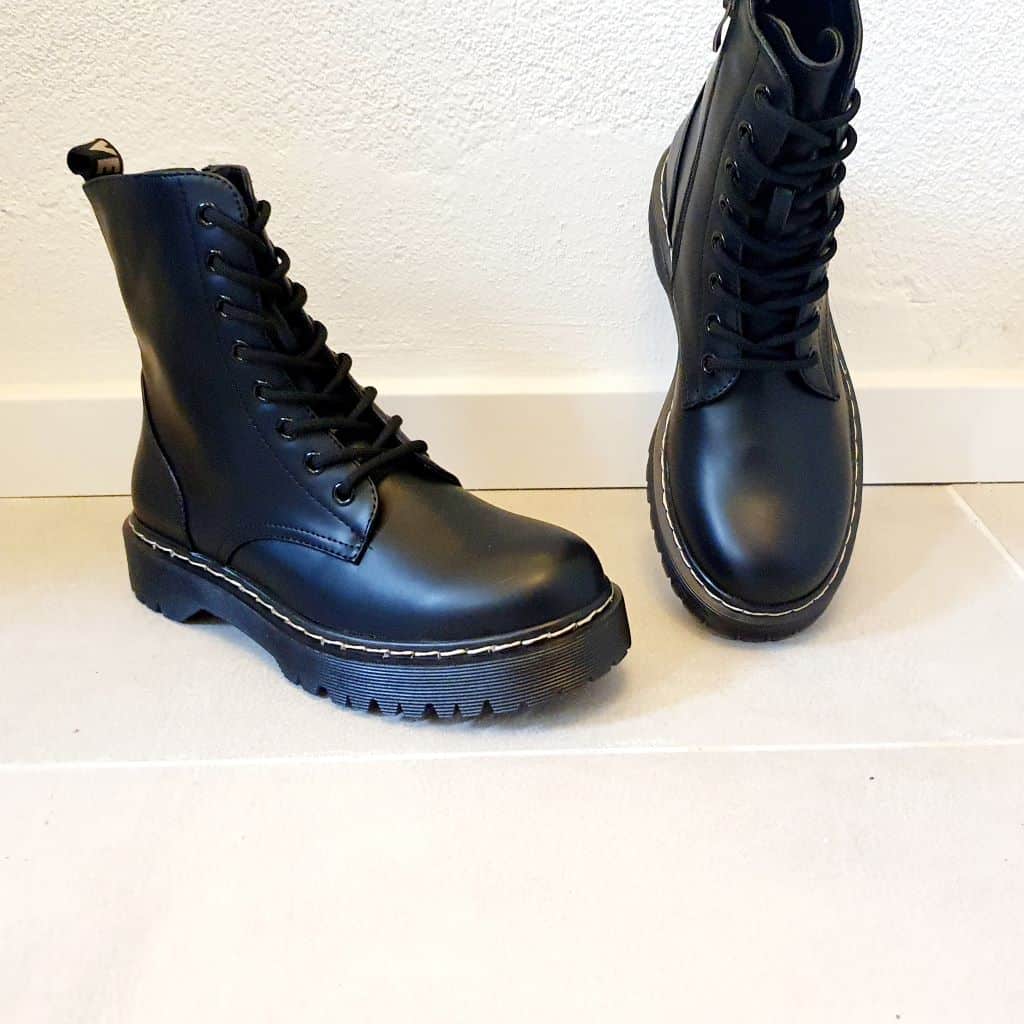 dames-veterboots-zwart-bikerboots-goedkope-schoenen-the-fashion-label-musthaves