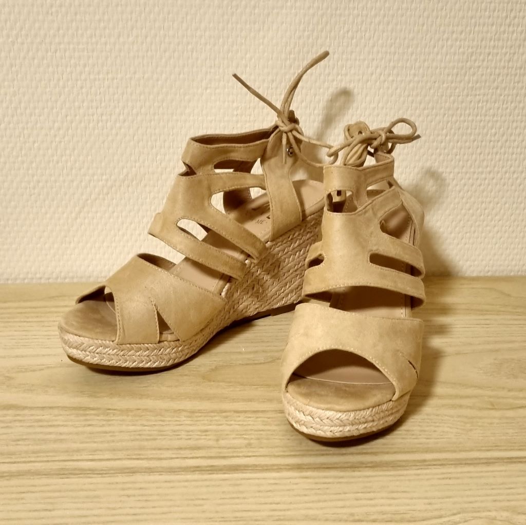 sleehakken-beige-vera-wedges-zomerse-sandalen-kurkhak-fashion-musthaves-gladiator-heels