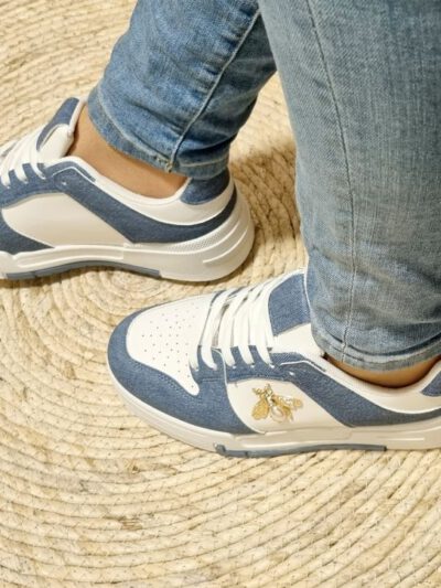 witte-sneakers-blauw-goud-bijtje-design-dames-lage-gympen-fashion-musthaves-thefashionlabel-webshop