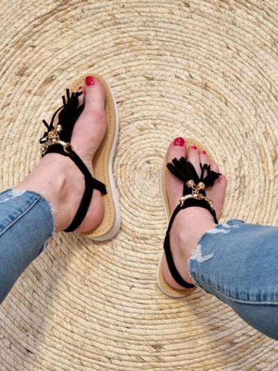 sandalen-sofie-slippers-teenslippers-zwart-met-kwastjes-fashion-musthaves