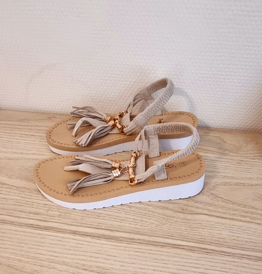 sandalen-sofie-slippers-teenslippers-beige-met-kwastjes-fashion-musthaves