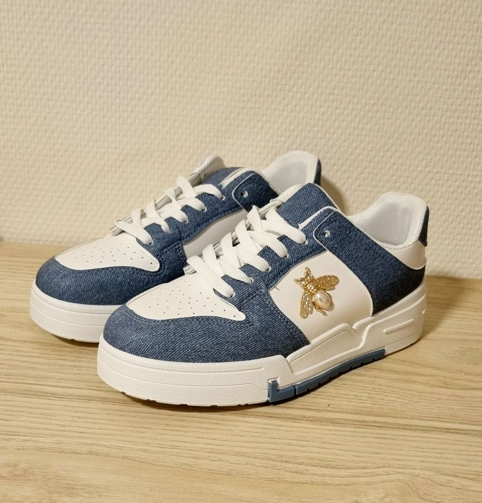 witte-sneakers-blauw-goud-bijtje-design-dames-lage-gympen-fashion-musthaves-thefashionlabel-webshop