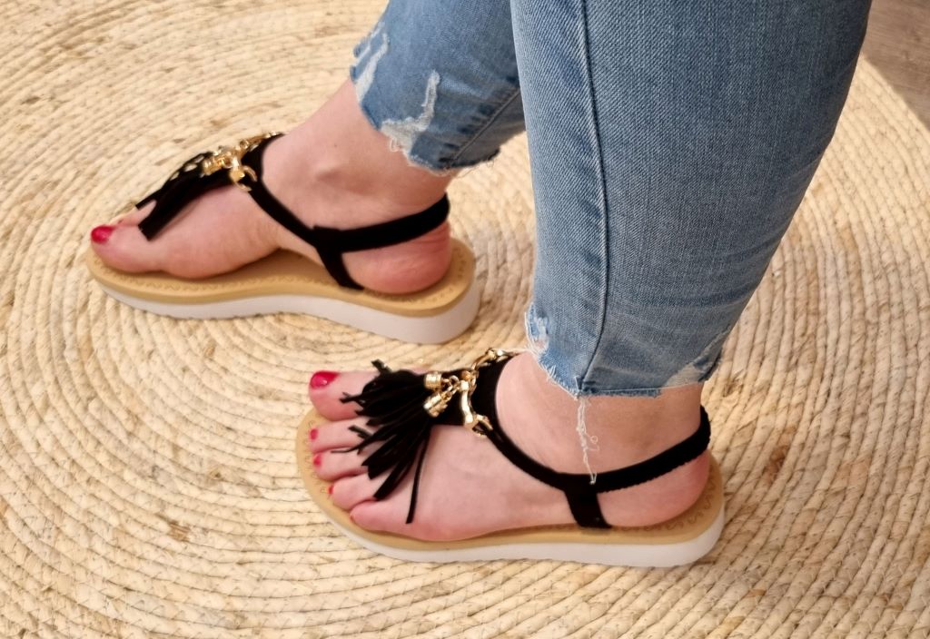 sandalen-sofie-slippers-teenslippers-zwart-met-kwastjes-fashion-musthaves