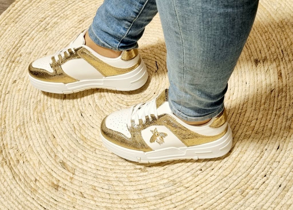 witte-sneakers-goud-bijtje-design-dames-lage-gympen-fashion-musthaves-thefashionlabel-webshop