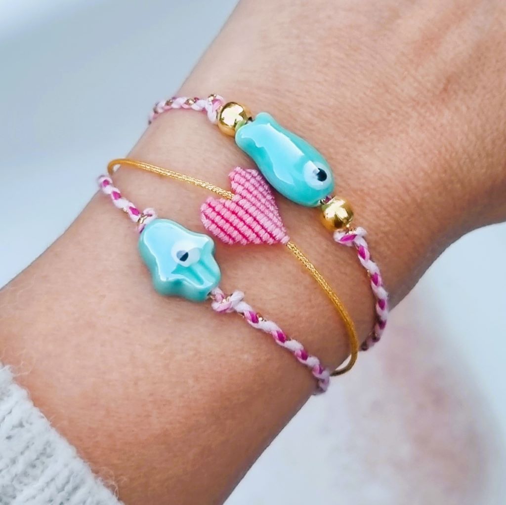 geweven-surf-koord-geluksarmbandje-armband-met-hamsa-hand-roze-blauw-keramiek-sieraden-musthaves-inspiratie-ibiza-boutique