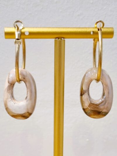 dames-oorbellen-beige-keramiek-hoops-ibiza-boutique-jewellery-musthaves