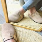 clogs-met-gesp-beige